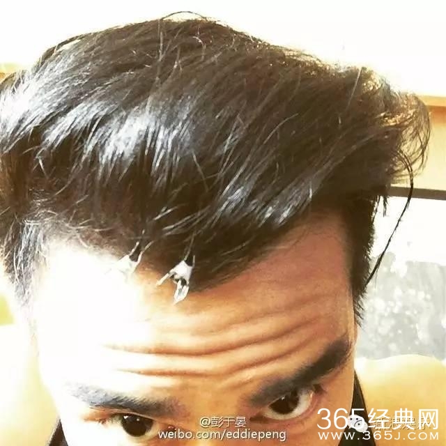 周冬雨嘟嘴抓头发！刘亦菲五官挤在一起！越好看的人越喜欢发丑照