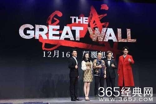 鹿晗合照为什么输在身高上？站在张艺谋身边也被“套路”了