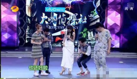 鹿晗合照为什么输在身高上？站在张艺谋身边也被“套路”了