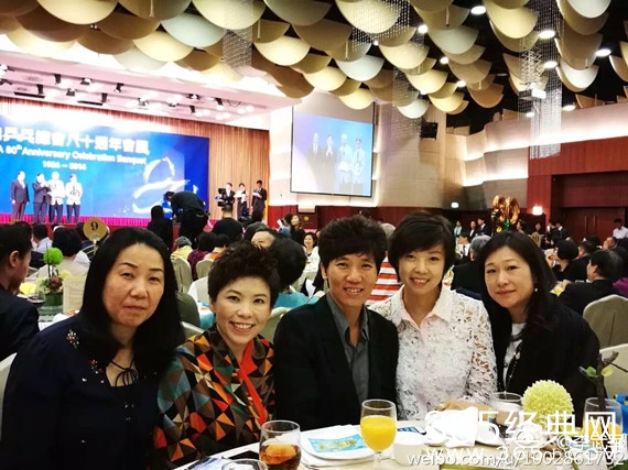 女乒历代魔王聚首 一桌子有53块金牌