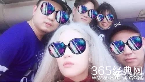 周冬雨嘟嘴抓头发！刘亦菲五官挤在一起！越好看的人越喜欢发丑照