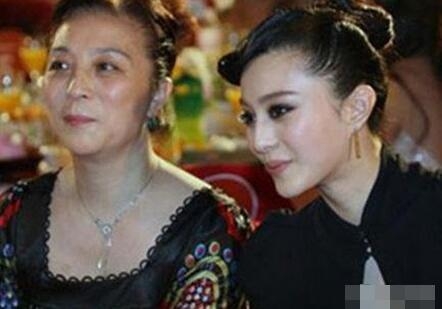 范冰冰爸爸才是真正的高富帅 妈妈强势漂亮超会挣钱 全家福曝光