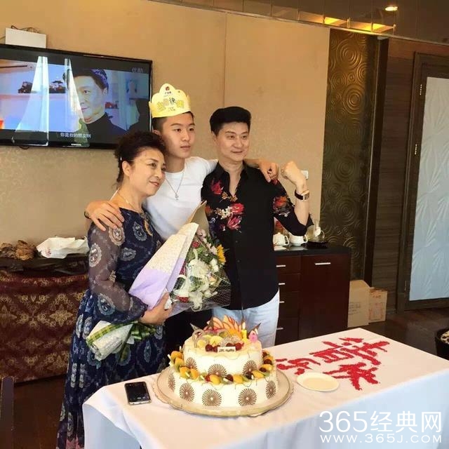 范冰冰爸爸才是真正的高富帅 妈妈强势漂亮超会挣钱 全家福曝光