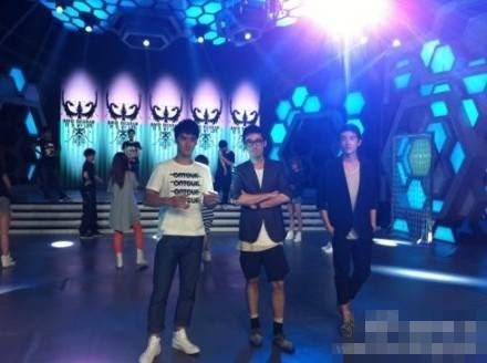 鹿晗合照为什么输在身高上？站在张艺谋身边也被“套路”了