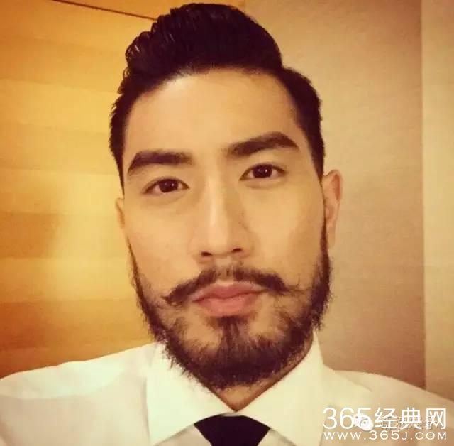 周冬雨嘟嘴抓头发！刘亦菲五官挤在一起！越好看的人越喜欢发丑照