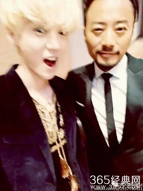 周冬雨嘟嘴抓头发！刘亦菲五官挤在一起！越好看的人越喜欢发丑照