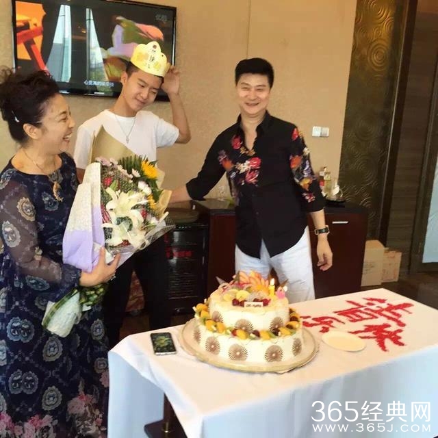 范冰冰爸爸才是真正的高富帅 妈妈强势漂亮超会挣钱 全家福曝光