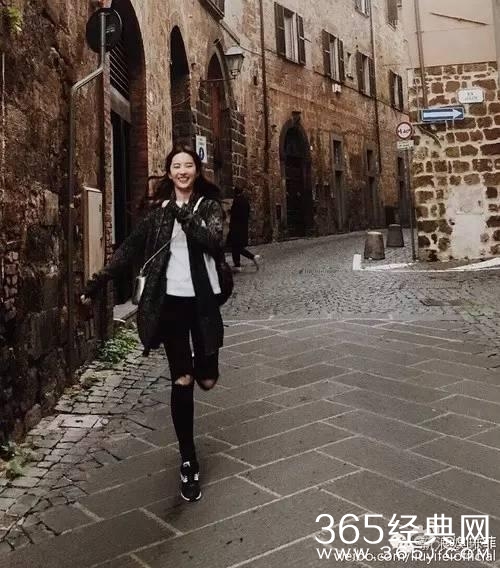 周冬雨嘟嘴抓头发！刘亦菲五官挤在一起！越好看的人越喜欢发丑照