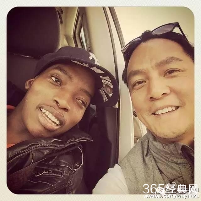 周冬雨嘟嘴抓头发！刘亦菲五官挤在一起！越好看的人越喜欢发丑照