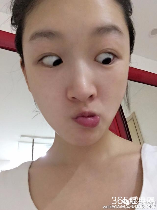 周冬雨嘟嘴抓头发！刘亦菲五官挤在一起！越好看的人越喜欢发丑照