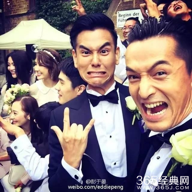 周冬雨嘟嘴抓头发！刘亦菲五官挤在一起！越好看的人越喜欢发丑照