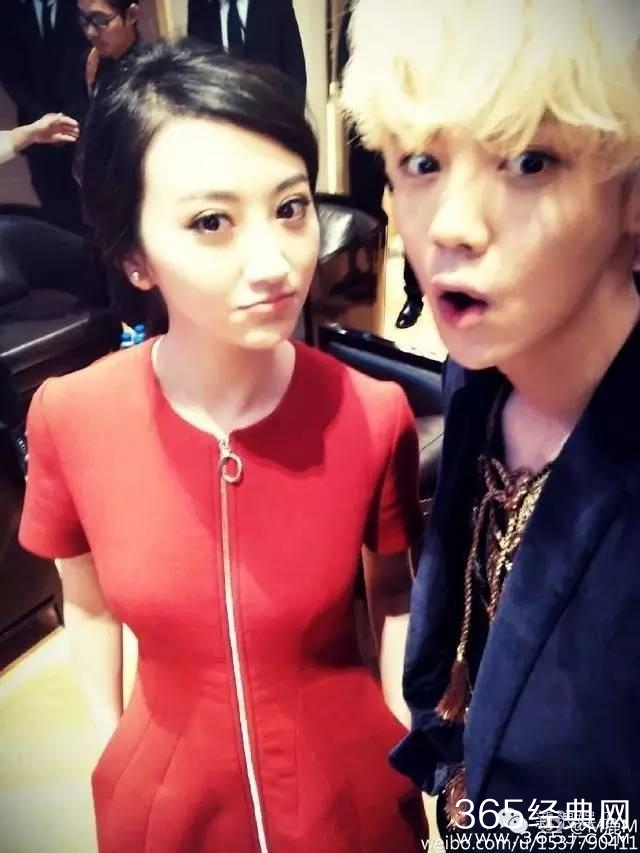 周冬雨嘟嘴抓头发！刘亦菲五官挤在一起！越好看的人越喜欢发丑照