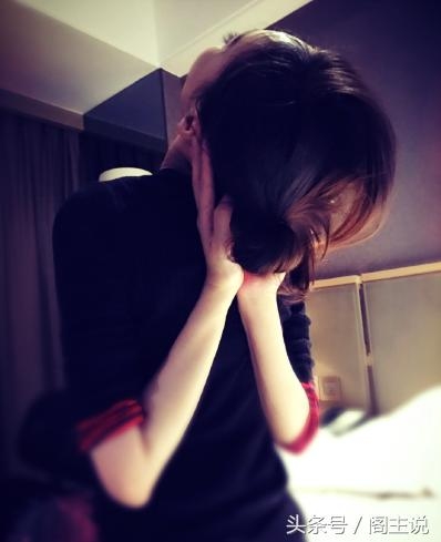 把头转了180度？唐嫣微博晒出的这张照片把网友吓一跳