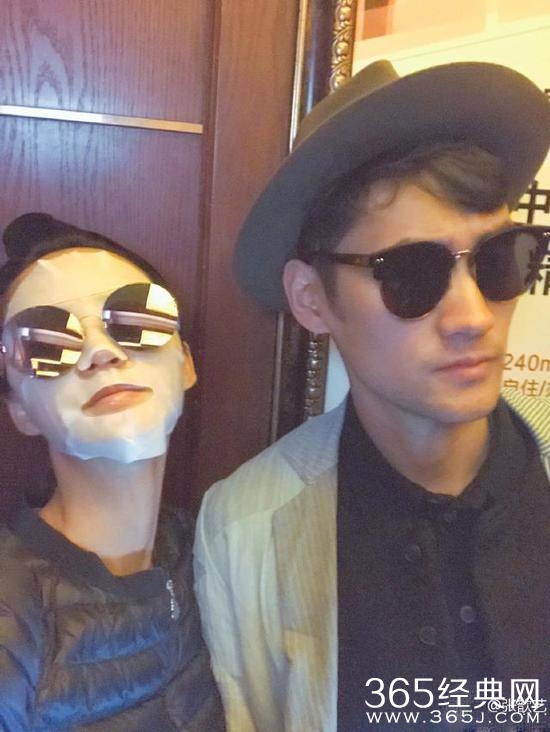 张歆艺获袁弘探班 敷面膜戴黑超搞怪