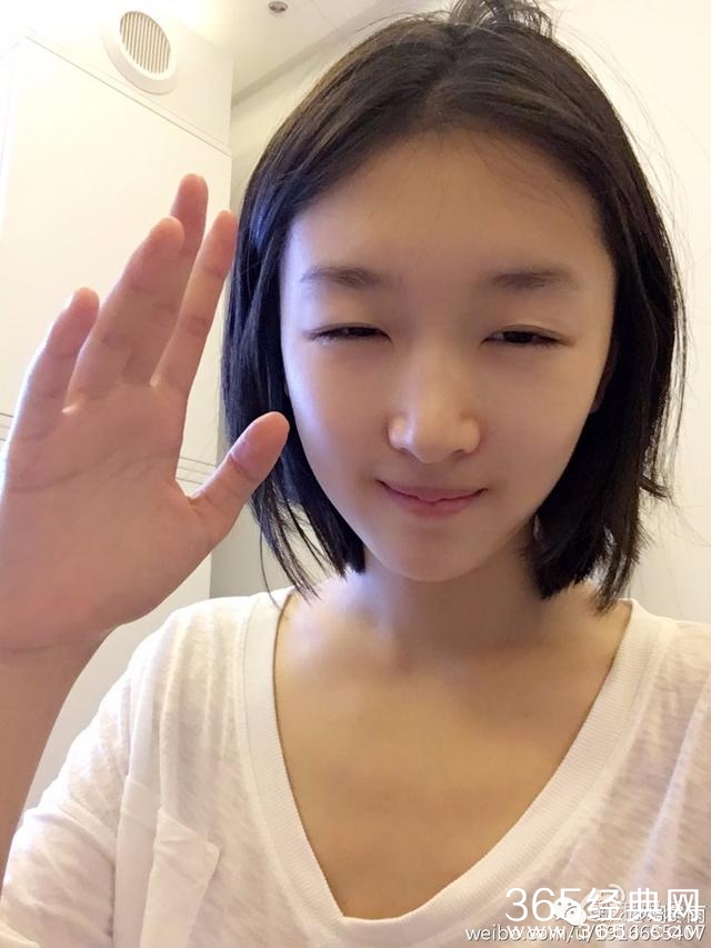 周冬雨嘟嘴抓头发！刘亦菲五官挤在一起！越好看的人越喜欢发丑照