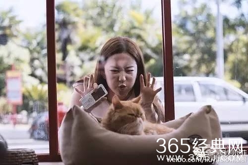 周冬雨嘟嘴抓头发！刘亦菲五官挤在一起！越好看的人越喜欢发丑照