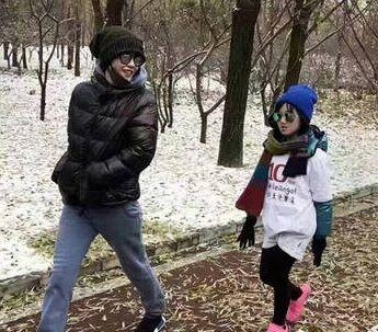 王菲带小女儿好有爱，说王菲只顾谈恋爱的被打脸了