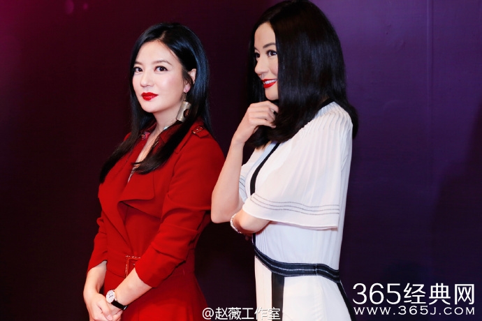 赵薇第二座蜡像揭幕 拉开幕布瞬间被吓到