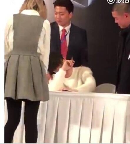 机智！女粉丝掏出一面镜子 对着张艺兴说男朋友来了