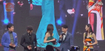 杨幂缺席，大家众说纷飞，唐嫣却说出这句话，瞬间全场掌声！