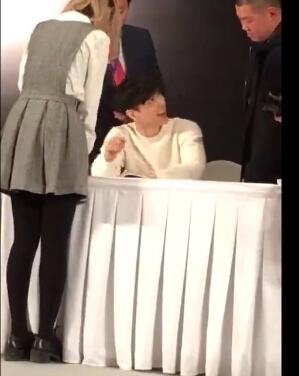 机智！女粉丝掏出一面镜子 对着张艺兴说男朋友来了