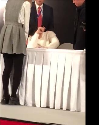 机智！女粉丝掏出一面镜子 对着张艺兴说男朋友来了