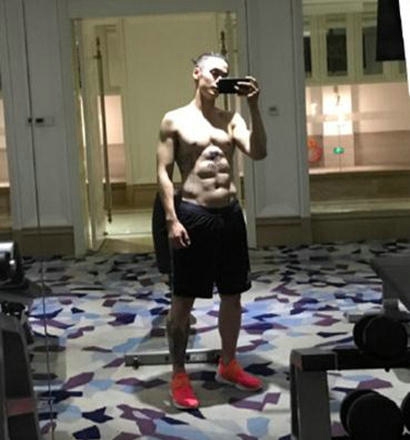 蒋劲夫晒照撩粉 八块腹肌超性感