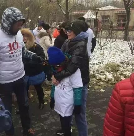 好有爱！王菲李亚鹏离婚后相聚跑步