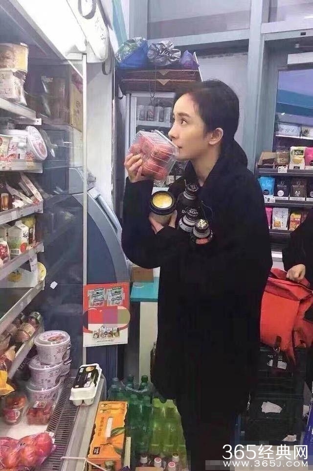 网友街头便利店偶遇杨幂，深夜为刘恺威做饭！