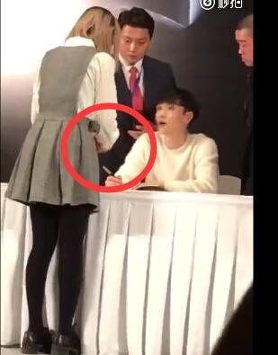 机智！女粉丝掏出一面镜子 对着张艺兴说男朋友来了