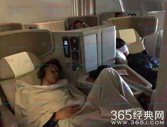 网曝王菲谢霆锋疑似一起出国旅行 王菲谢霆锋同乘飞机照