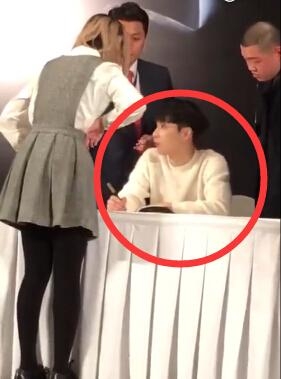 机智！女粉丝掏出一面镜子 对着张艺兴说男朋友来了