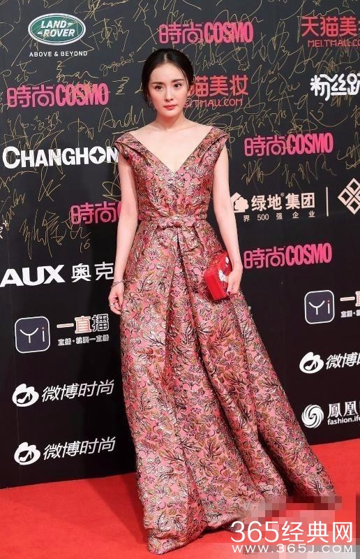 杨幂缺席，大家众说纷飞，唐嫣却说出这句话，瞬间全场掌声！