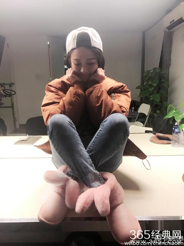 陈乔恩脚多大 陈乔恩捂脸卖萌娇小可人照