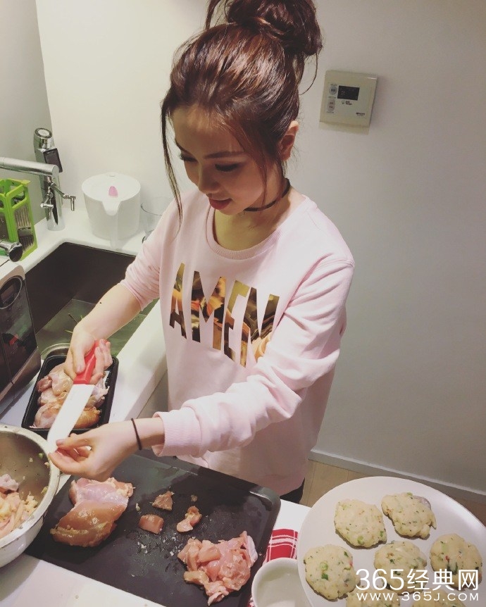 邓紫棋下厨照 泰式料理卖相不错