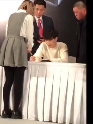 机智！女粉丝掏出一面镜子 对着张艺兴说男朋友来了