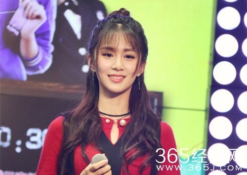 刘颖伦《28岁未成年》陪网友观剧 与蒋梦婕“互黑”