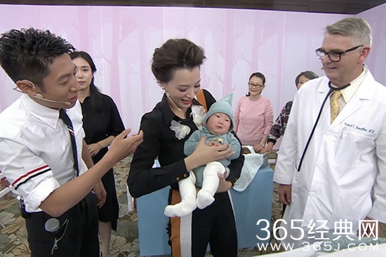 挑战不可能董卿抱孩子姿势熟练 撒贝宁略显生疏