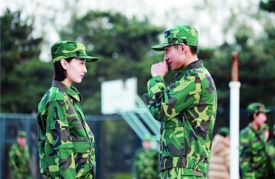 春风十里不如你正在热拍 张一山周冬雨军训青春气十足