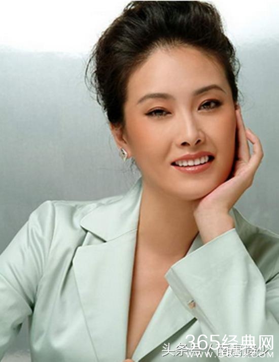 黄磊同班同学，33岁一剧成名，被称坏女人专业户，嫁总裁很幸福