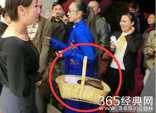 58岁杨丽萍出息活动为什么都要带个菜篮 众人表示受不了