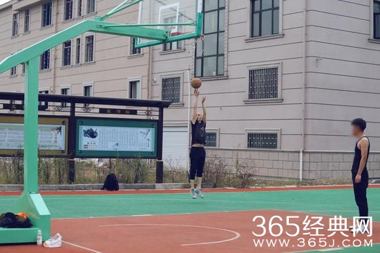 陈晓拍戏之余打篮球照超喜感 顶着清朝大辫子浓浓穿越感