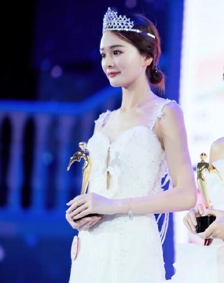 刘亦菲、唐嫣都有山寨版，就属一群高仿的杨幂最难分辨