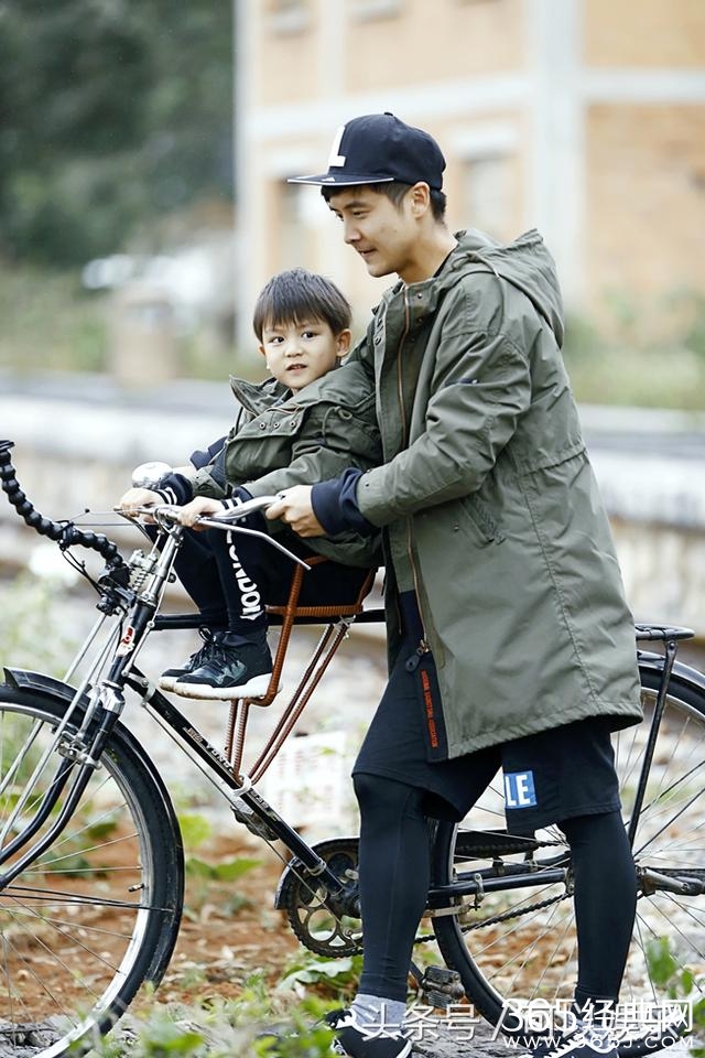 《爸爸4》走复古怀旧风 田亮张伦硕骑自行车秀经典串烧
