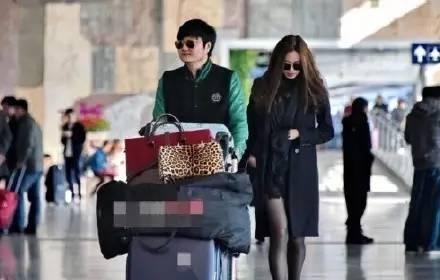 你可以鄙视王大治的容貌，但你要佩服他的艳福！