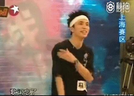 薛之谦早年海选视频曝光 走音忘词还在唱歌时接电话