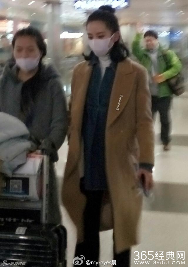 刘诗诗现身宁波机场 扎丸子头清纯有气质