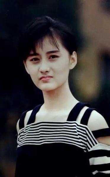 陈德容在双镯中小露香肩