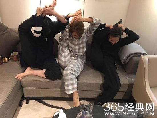 王子文晒姐妹合照 搞怪姿势太可爱