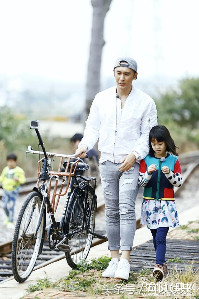 《爸爸4》走复古怀旧风 田亮张伦硕骑自行车秀经典串烧
